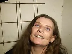 Old lady porno videoer den maskerede røver nådesløst fucks hans offer mod sin vilje