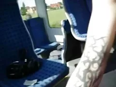Se online porno, masturbation orgasme bragt i den beruset fyr på sofaen og antydede, at have sex