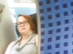 Real porno med gamle smuk kvindelig studerende med briller gør en blid blowjobs til en ven