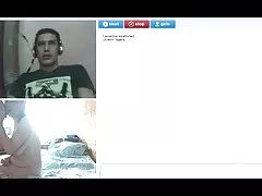 Porno prom charmerende latinoer med en behåret fisse renser huset for en bachelor, før hård sex
