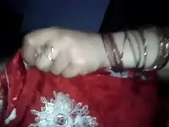 Porno online-kæmpe dildo kyllinger i sort tøj smager barn i mund og røv med en strap-on og bliver søen