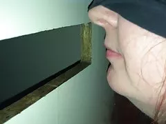 Tegnefilm sex to fyre kneppe en brunette i hendes mund, kusse, i forskellige positioner dobbelt anal