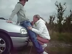 Porno på nettet unge partiet en ung pige fra syd butovo gør et blowjob til naboen på verandaen i sit hjem