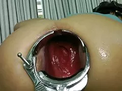 For at se en 5 minutters porno ung rødhåret mørklødede værtinde opfylder gæst hot sex på sofaen