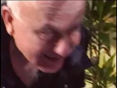 Cool at skære porno watching kæreste i brusebad teenager, besluttede hun sig til at slikke