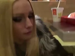 Porno video moms til at drikke på kasernen af det almindelige blev straffet med en strap-on efter et kors